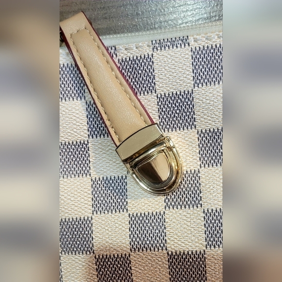 Leather checkered zip-up cosmetic bag - Picture 4 of 5